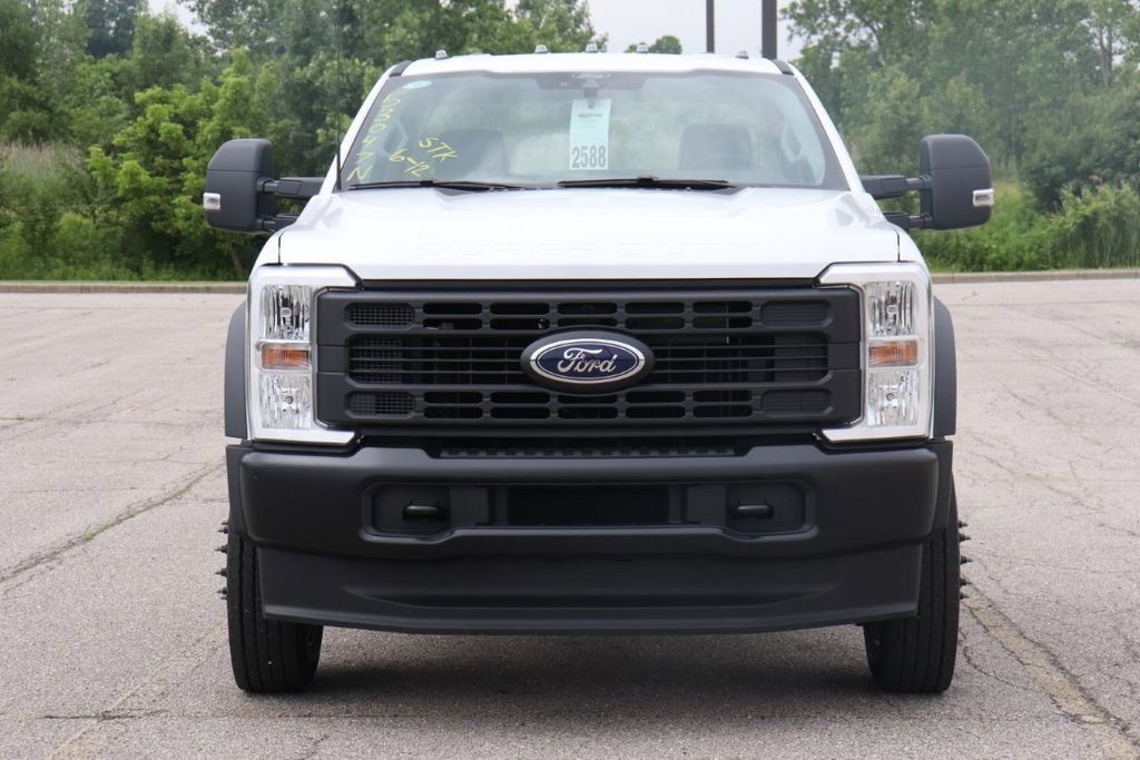 2025 Ford F-550 photo 2