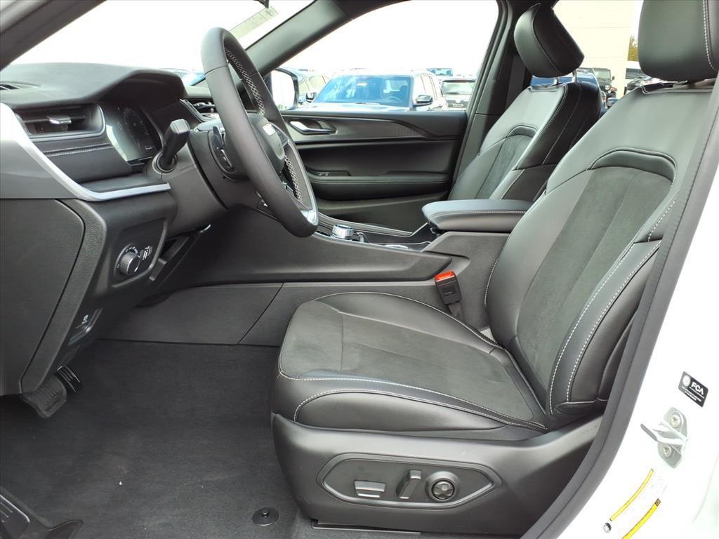 2025 Jeep Grand Cherokee Altitude photo 3