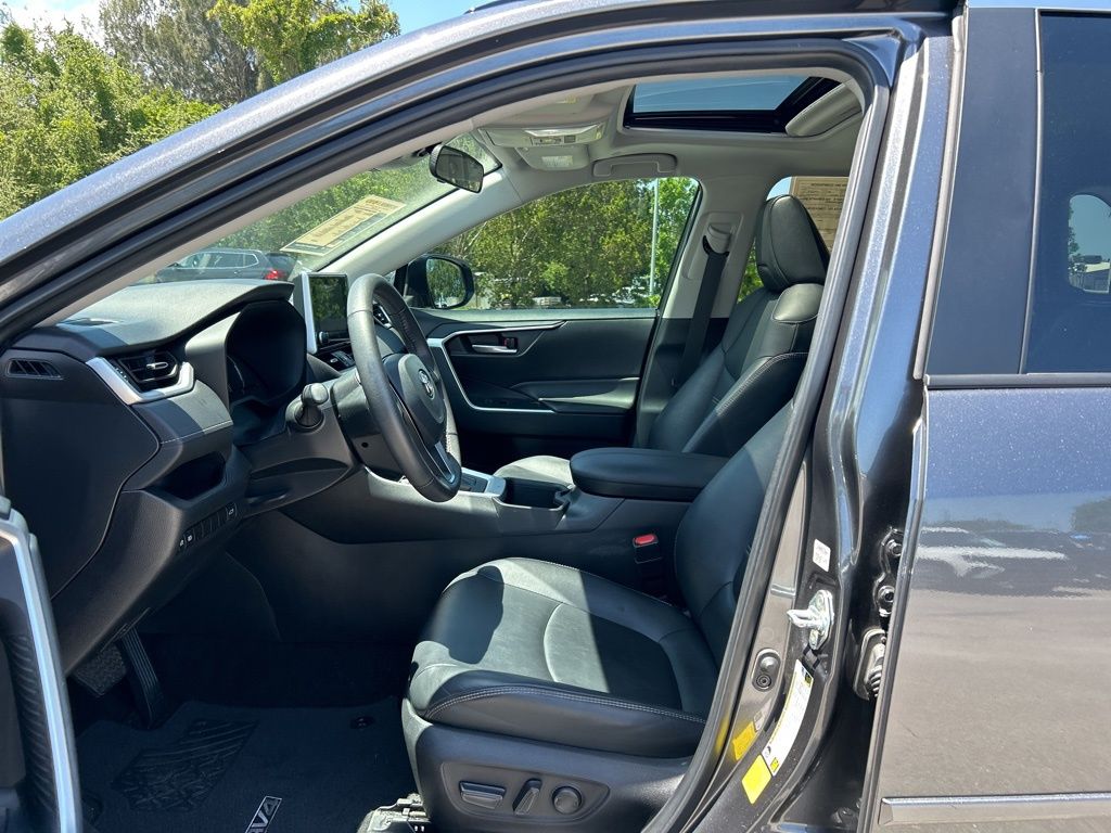 2023 Toyota RAV4 XLE Premium photo 9