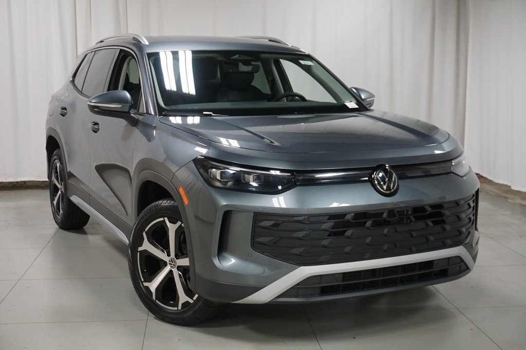 2025 Volkswagen Tiguan SE photo 3