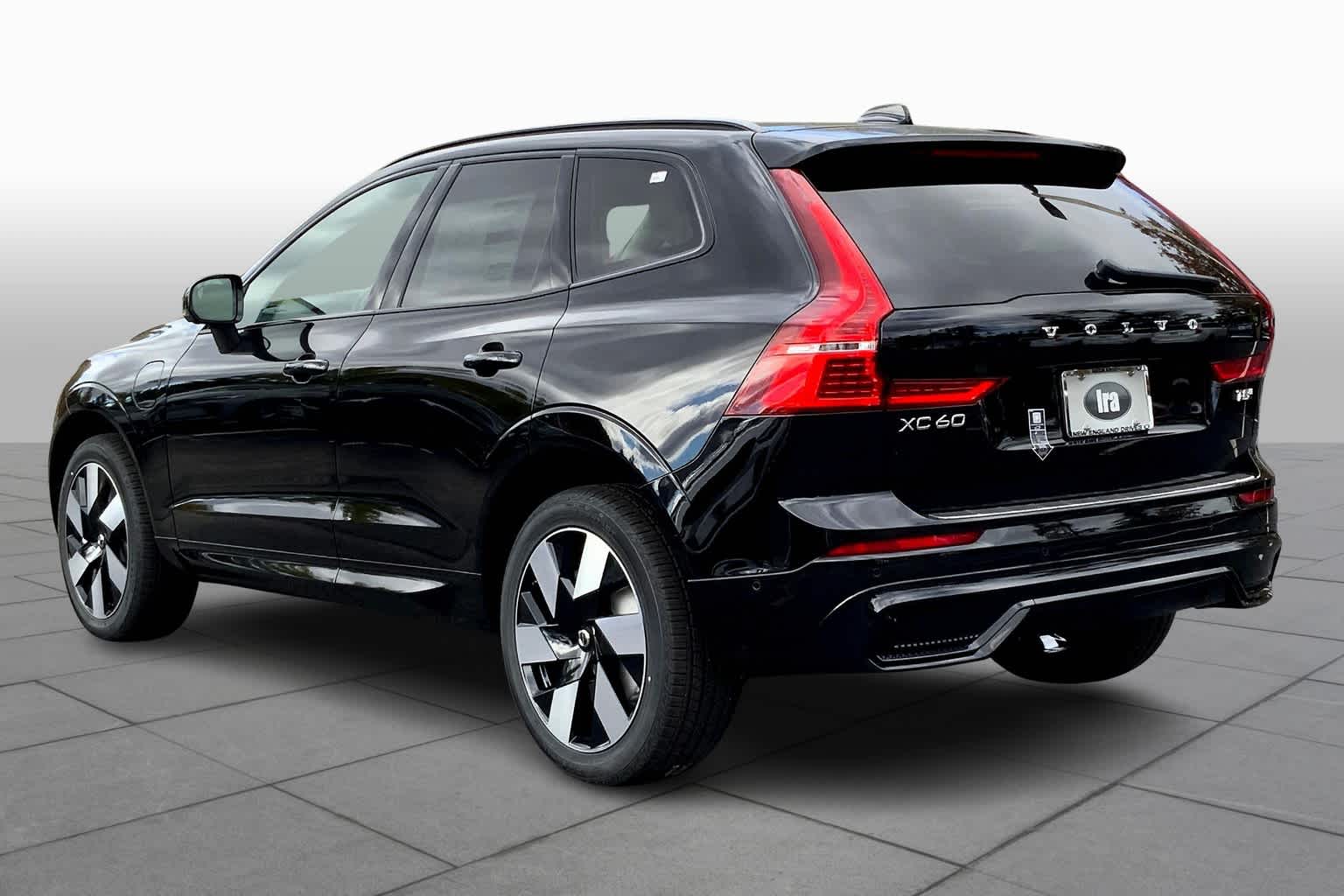 2025 Volvo XC60 Plus photo 3