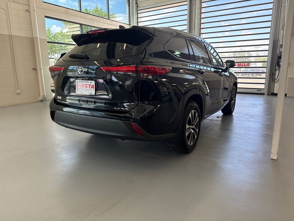 2022 Toyota Highlander XLE photo 3
