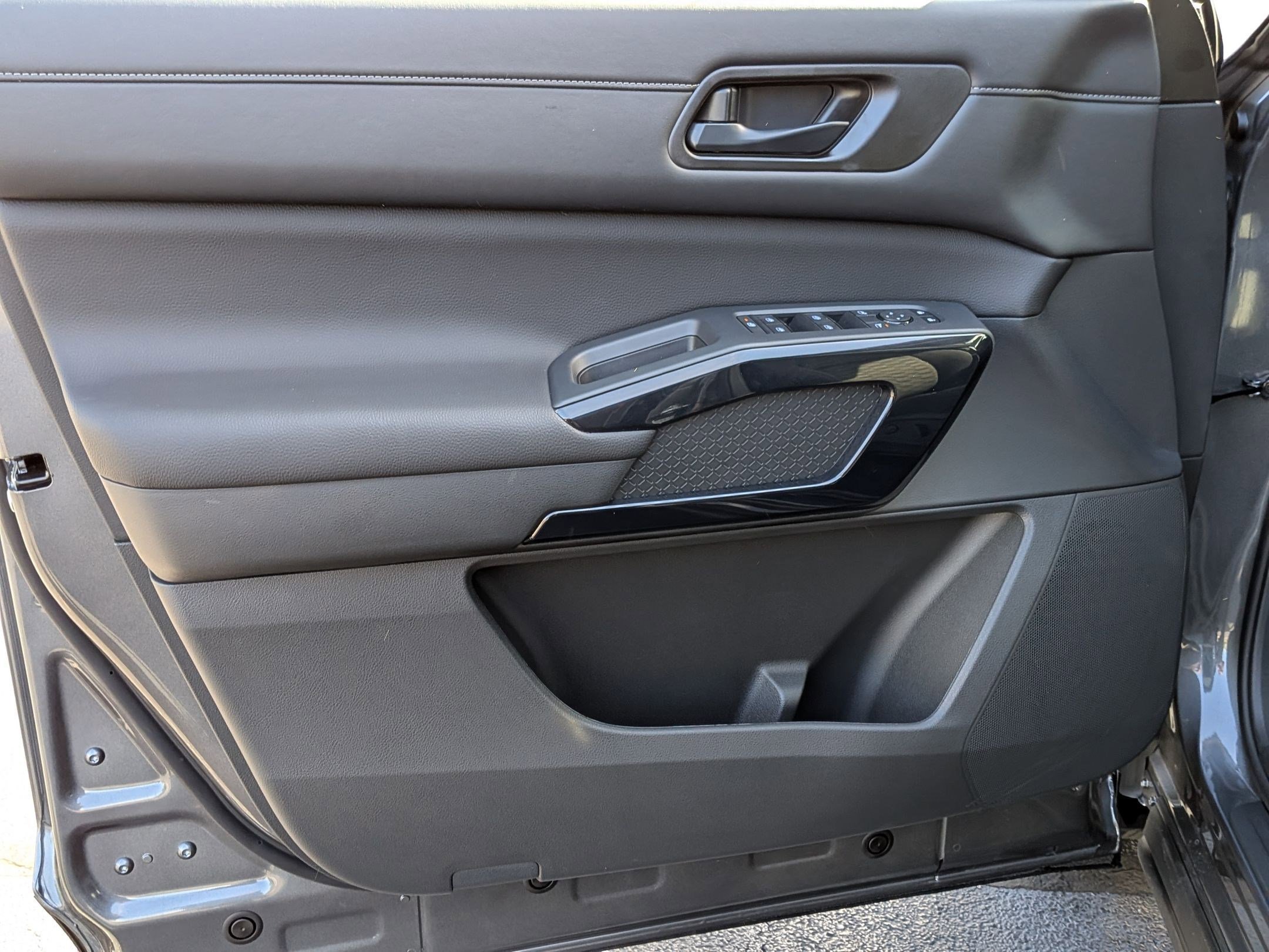 2025 Nissan Pathfinder SV photo 11