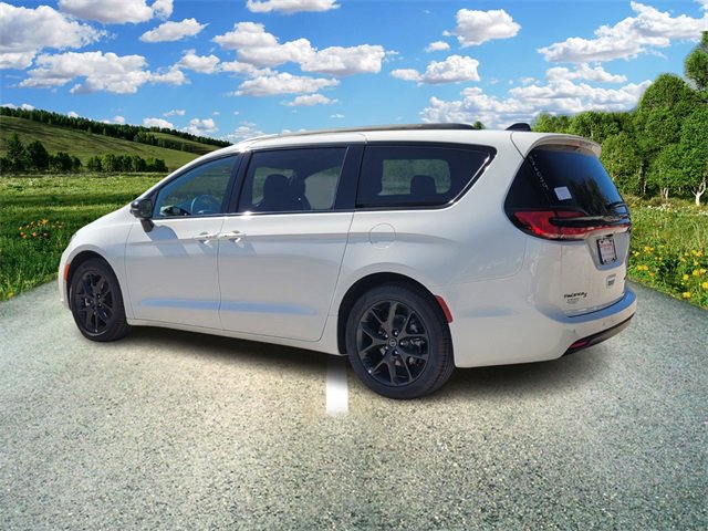 2026 Chrysler Pacifica Limited photo 2