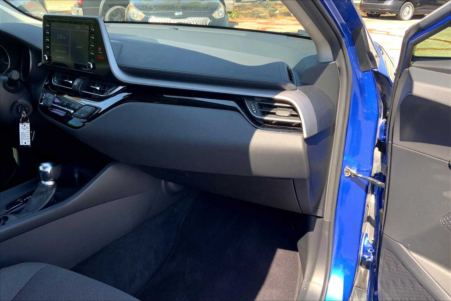 2020 Toyota C-HR LE photo 17