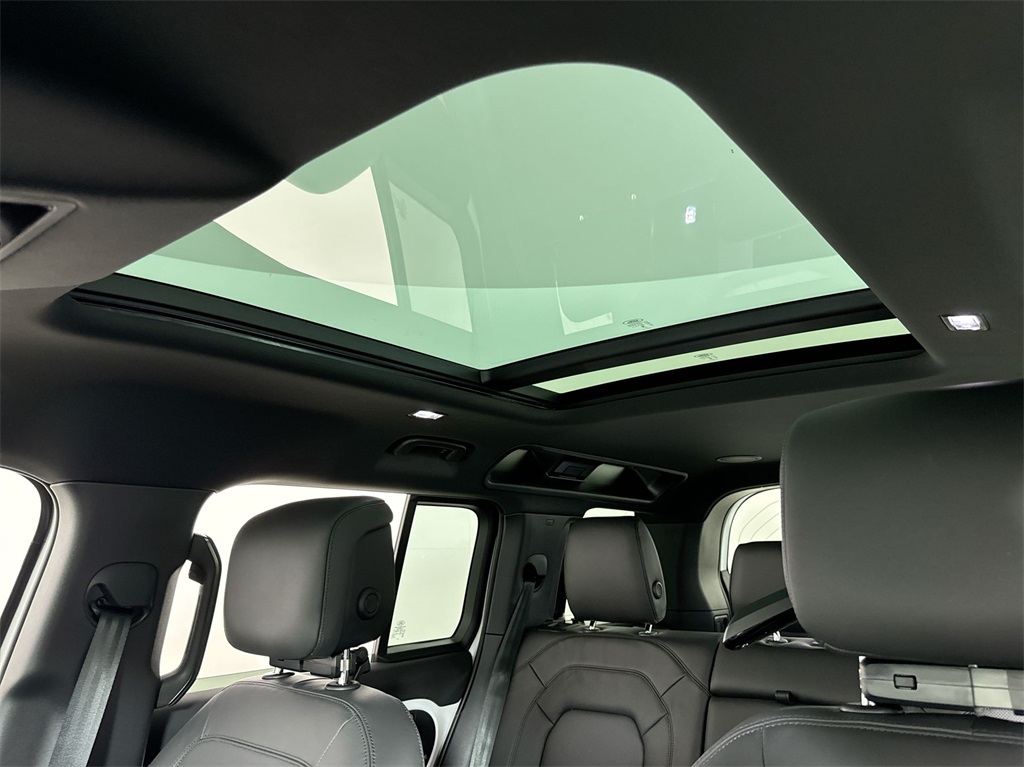 2025 Land Rover Defender 110 X-Dynamic SE photo 19