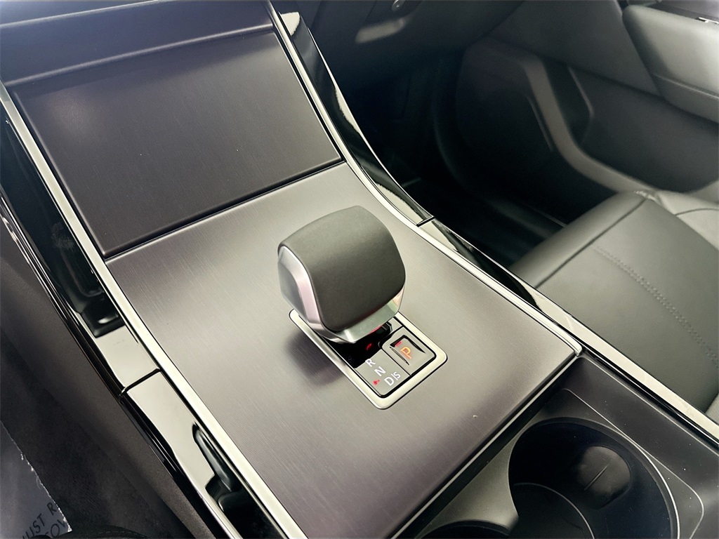 2026 Land Rover Range Rover Velar SE photo 17