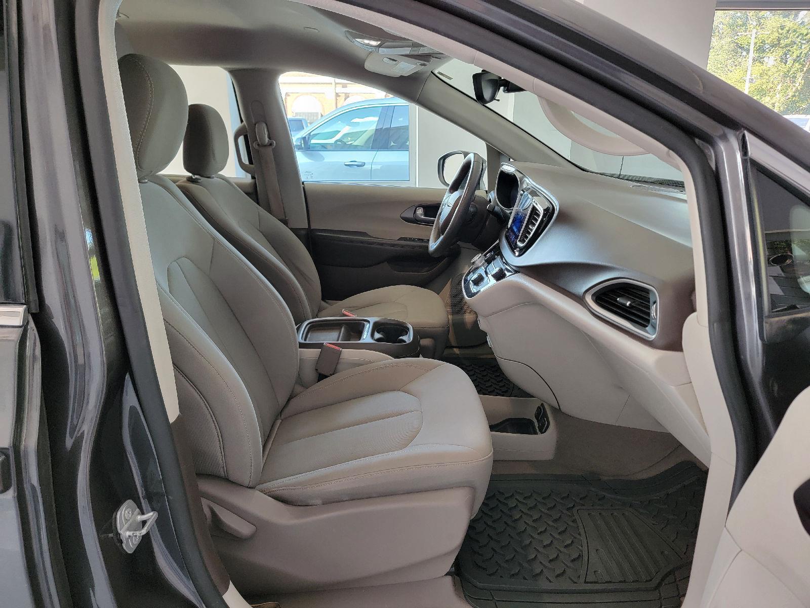 2017 Chrysler Pacifica Touring Plus photo 26