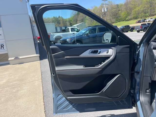 2025 Ford Explorer photo 24
