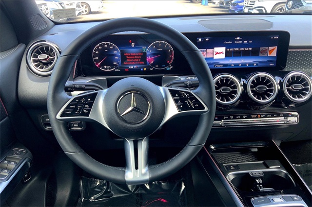 2025 Mercedes Benz GLB 250 4MATIC photo 4