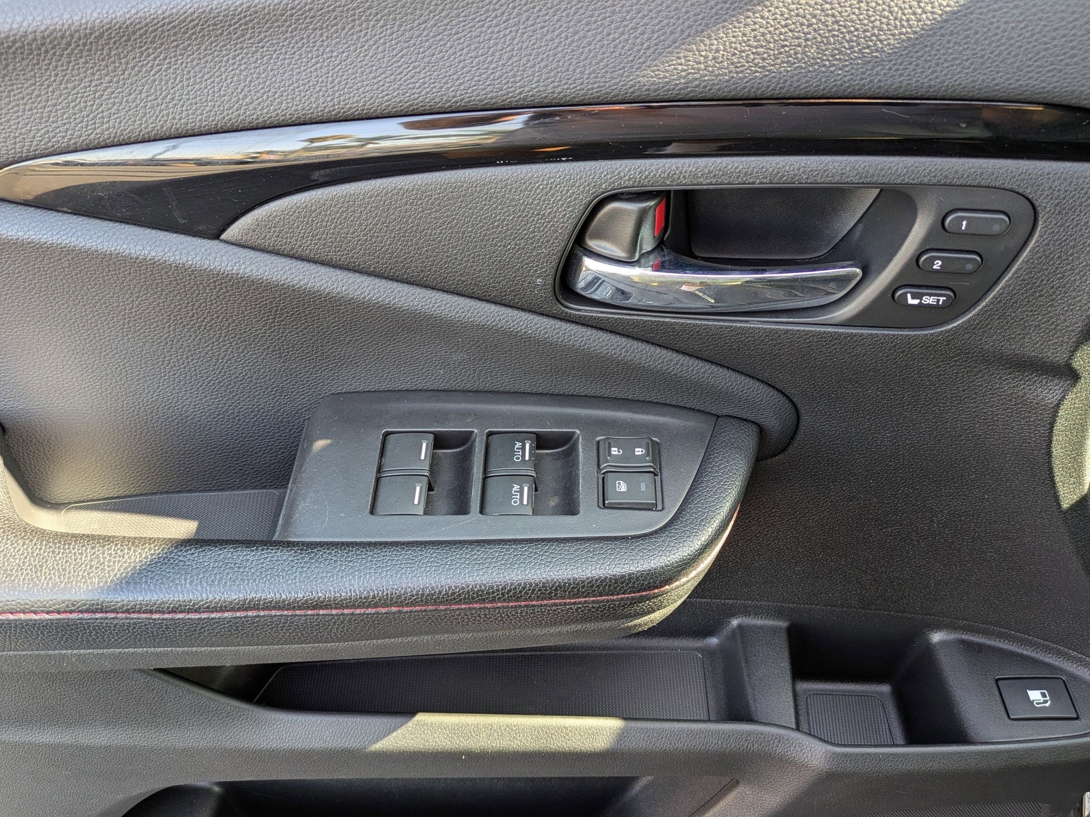 2017 Honda Ridgeline Black Edition photo 2