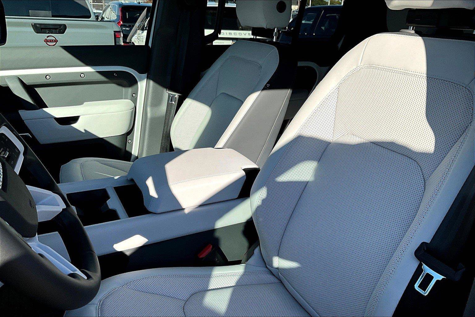 2025 Land Rover Defender 110 S photo 7