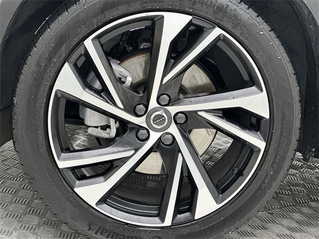 2022 Volvo XC40 R-Design photo 2