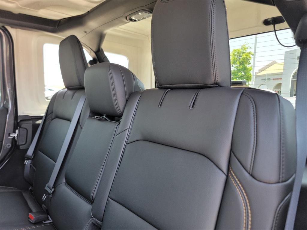 2025 Jeep Wrangler Sahara photo 9