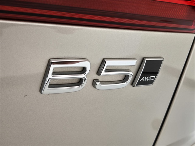 2025 Volvo XC60 B5 Plus photo 15