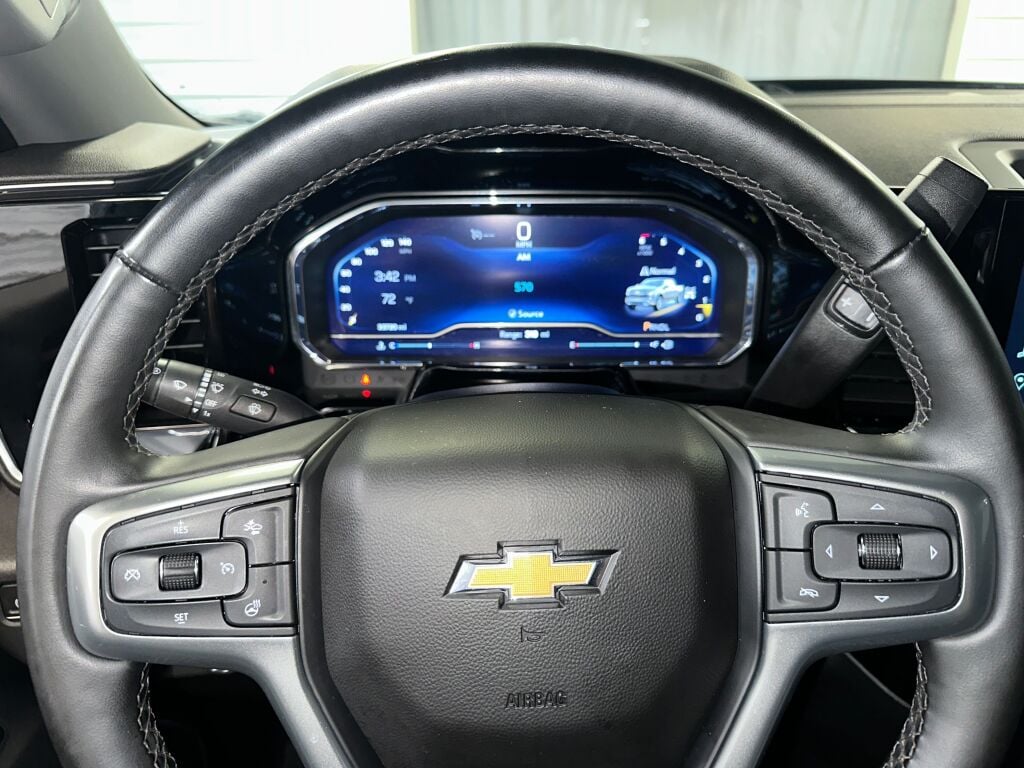 2023 Chevrolet Silverado 1500 LT photo 3