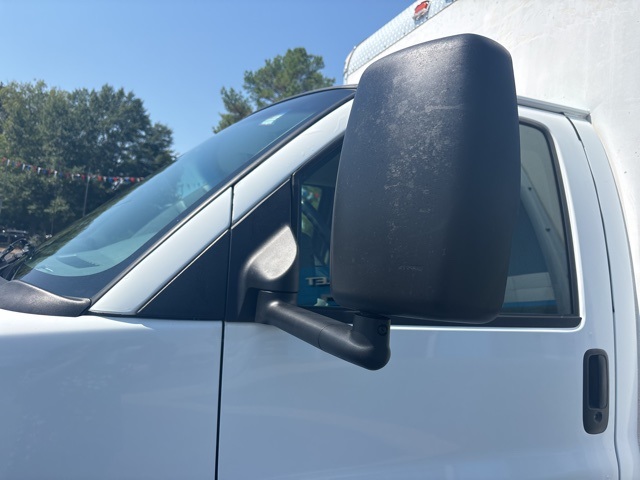 2008 Chevrolet Express Cutaway 3500 Base photo 6