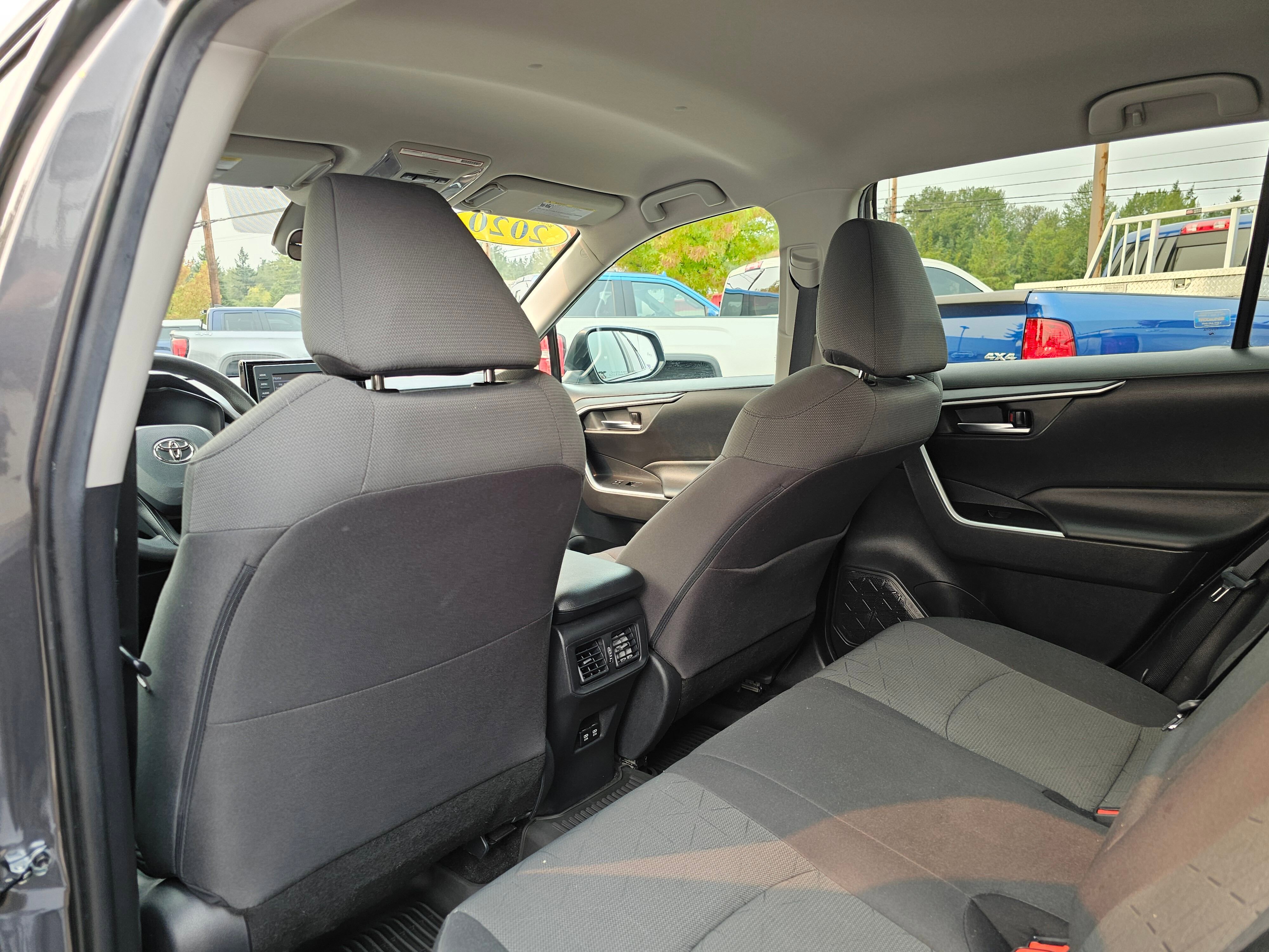 2020 Toyota RAV4 XLE photo 4