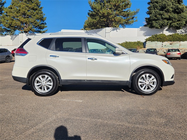 2015 Nissan Rogue SV photo 2