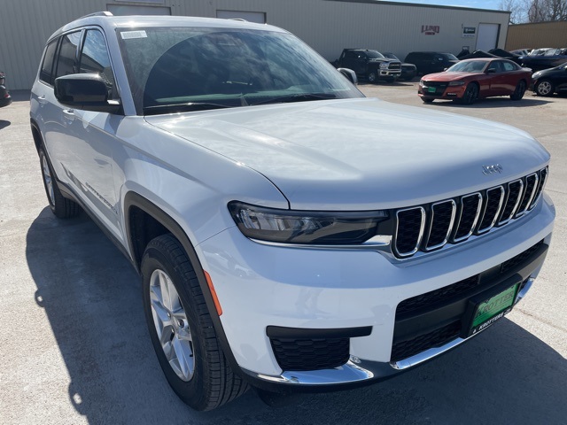 2025 Jeep Grand Cherokee Laredo photo 2