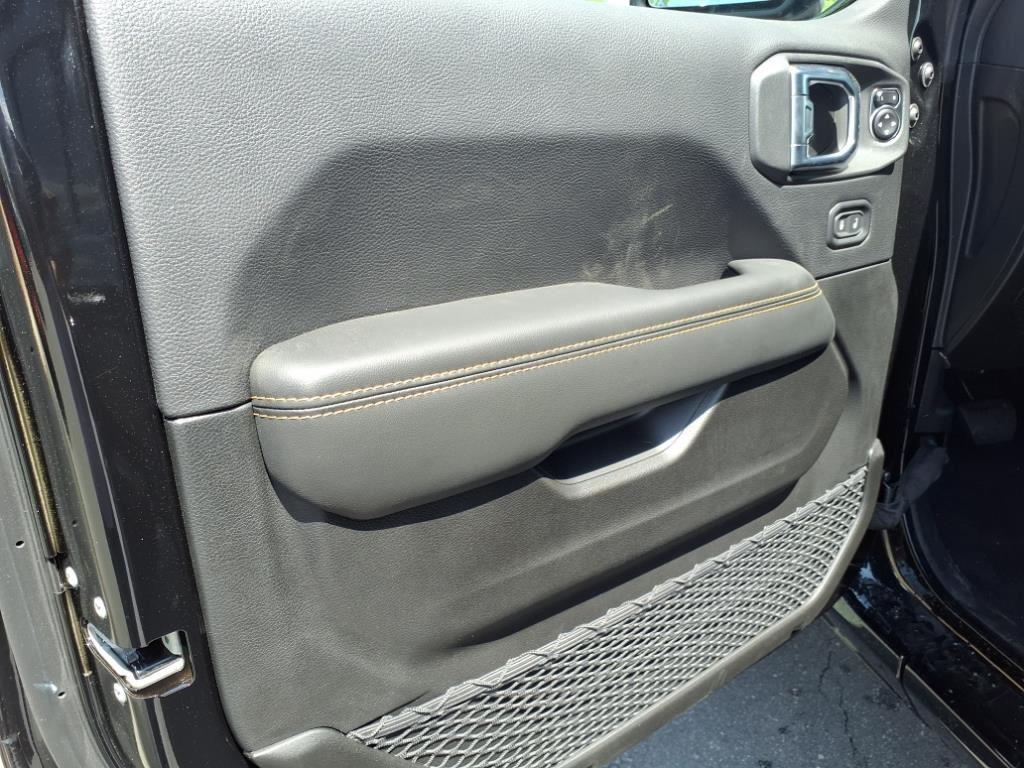 2025 Jeep Wrangler Sahara photo 4