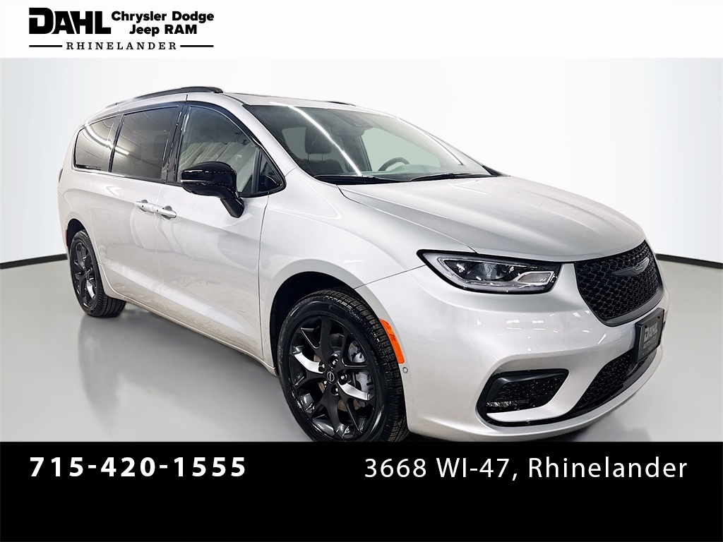 2026 Chrysler Pacifica Limited's photo