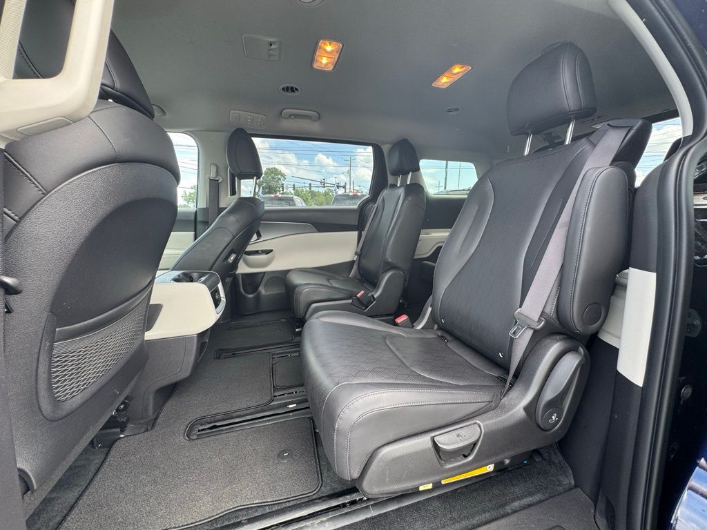 2023 Kia Carnival LX photo 6