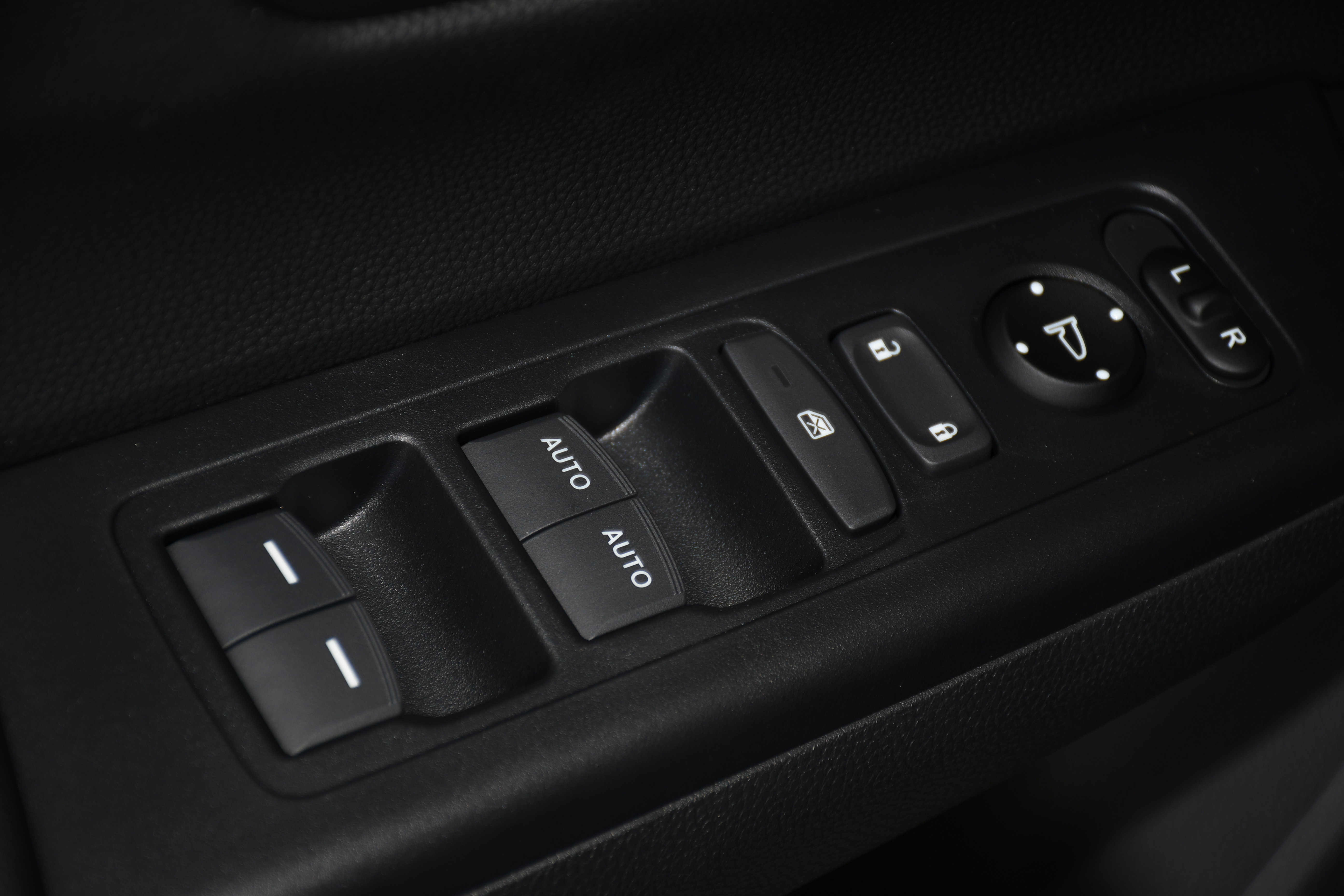 2025 Honda CR-V Hybrid Sport photo 3