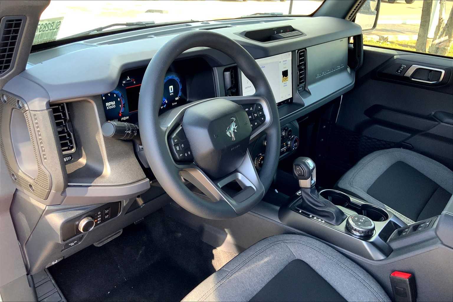 2025 Ford Bronco Base photo 8