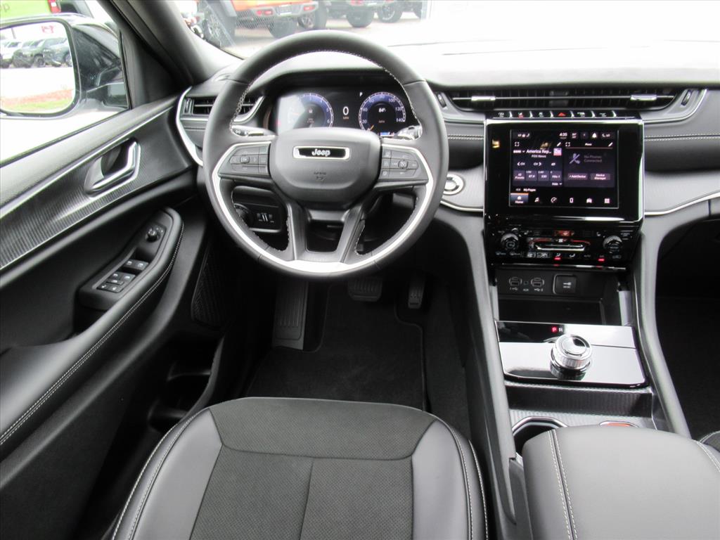 2025 Jeep Grand Cherokee Altitude photo 12