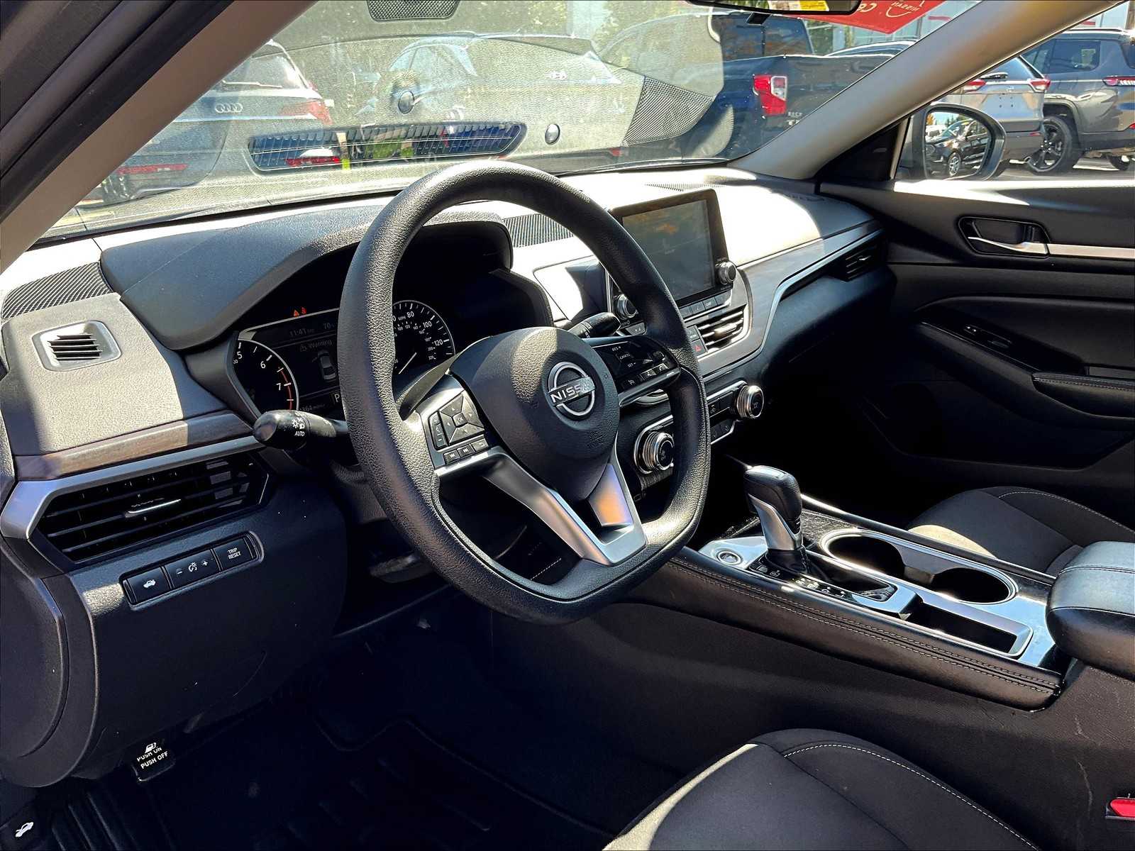 2023 Nissan Altima 2.5 SV photo 8