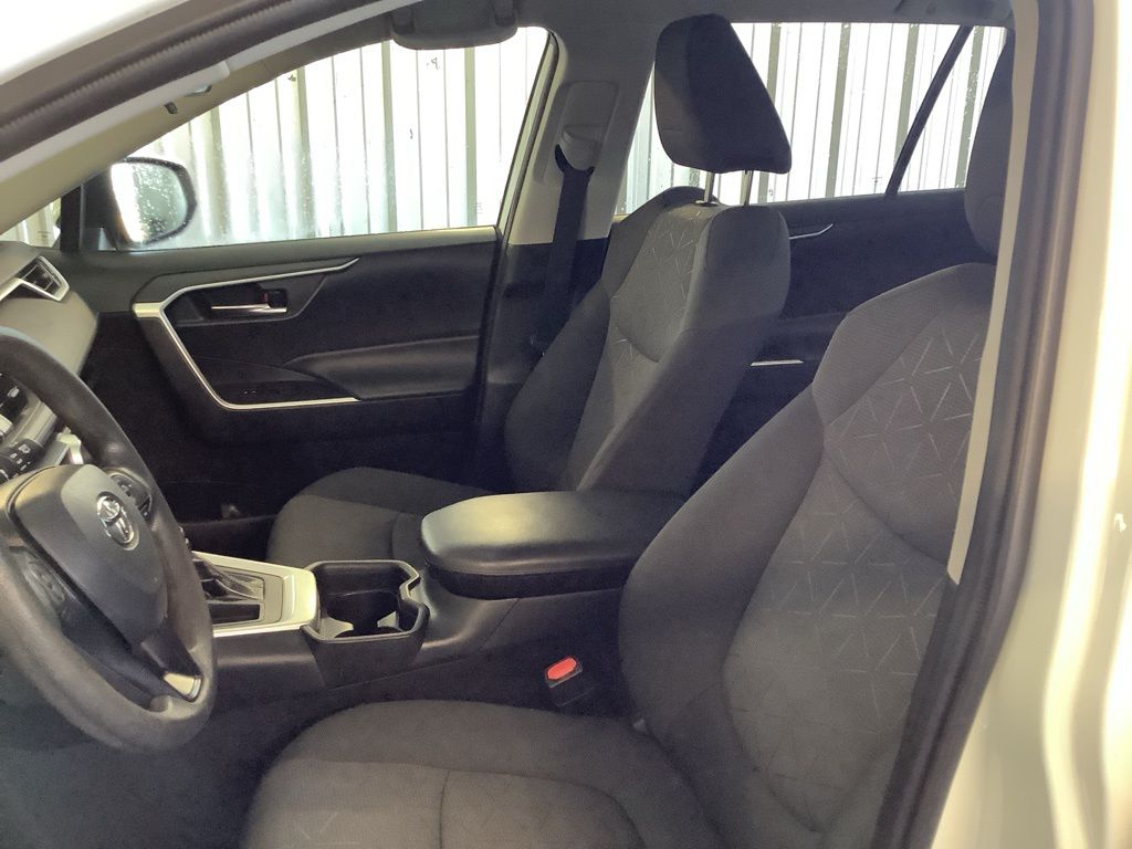 2020 Toyota RAV4 XLE photo 27