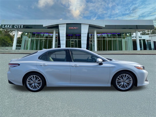 2020 Toyota Camry Hybrid XLE photo 2