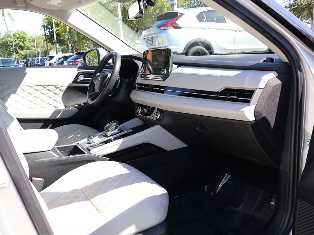 2022 Mitsubishi Outlander SEL photo 25