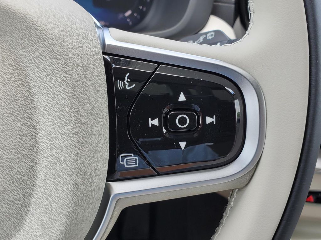 2026 Volvo XC60 B5 photo 7