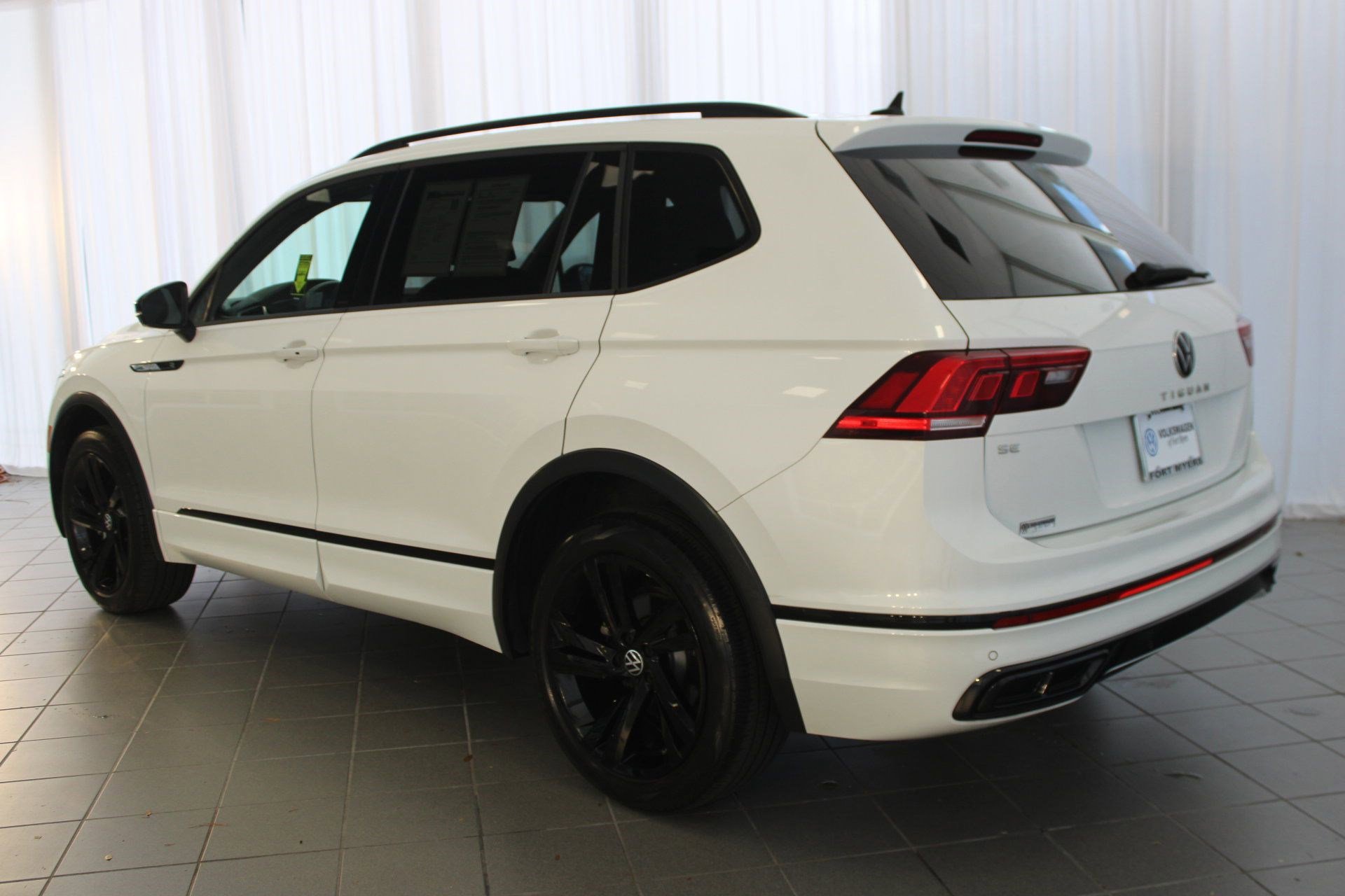 2023 Volkswagen Tiguan SE R-Line Black photo 3