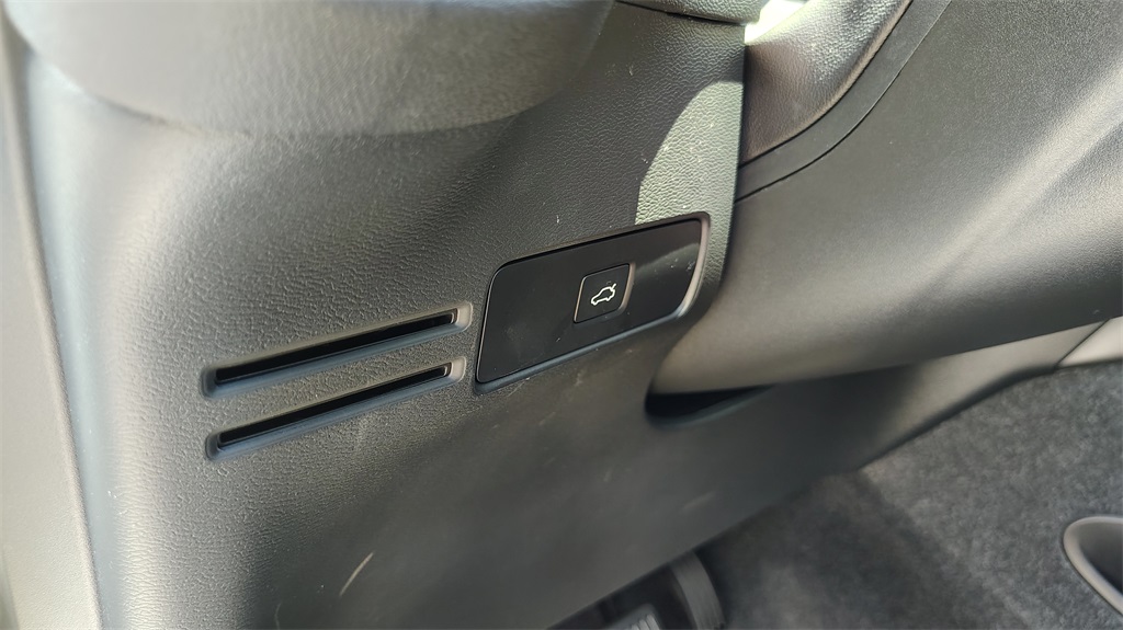 2023 Volvo XC40 Recharge Ultimate photo 10