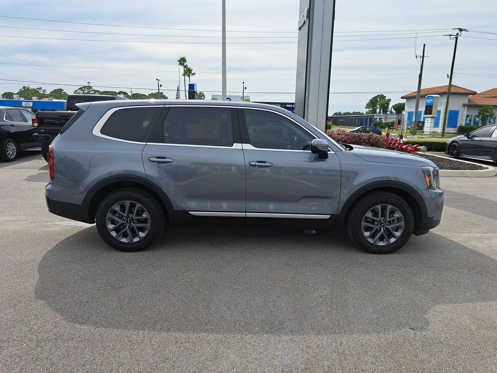 2024 Kia Telluride LX photo 2
