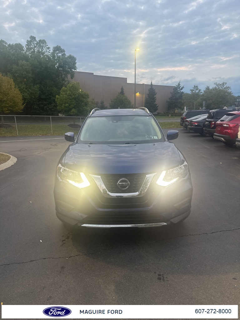 2019 Nissan Rogue SV photo 2