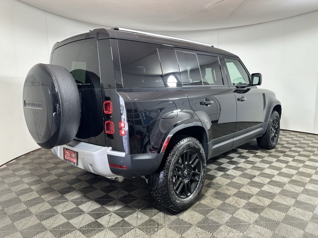 2025 Land Rover Defender 110 S photo 4