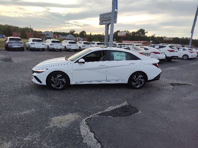 2025 Hyundai Elantra Limited photo 4