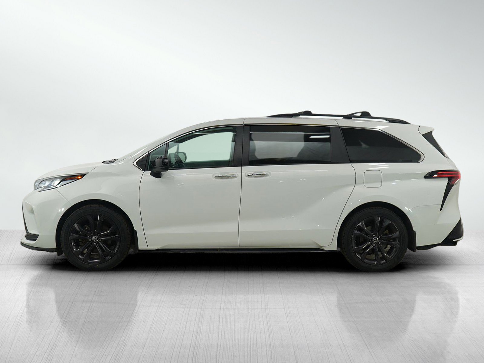 Used 2022 Toyota Sienna LE with VIN 5TDGRKEC1NS085194 for sale in Wayzata, Minnesota