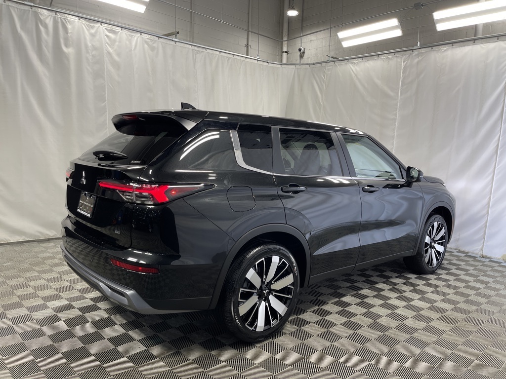 2025 Mitsubishi Outlander SE photo 2