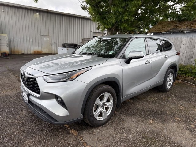 2022 Toyota Highlander LE photo 3