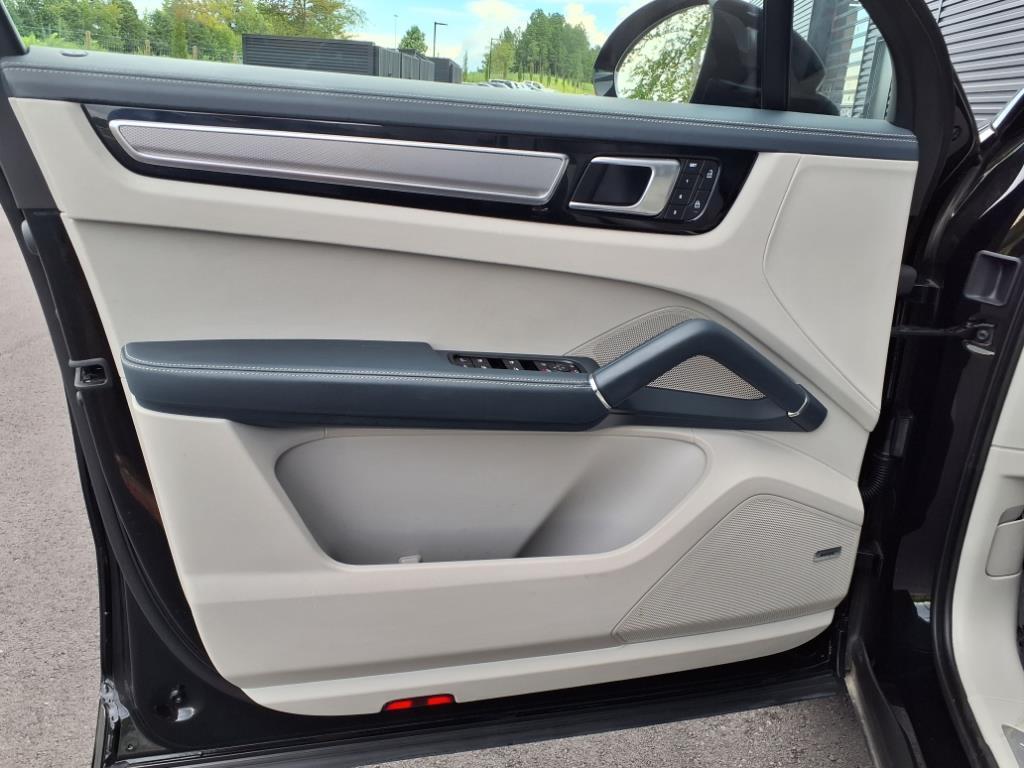 2023 Porsche Cayenne S Platinum Edition photo 8