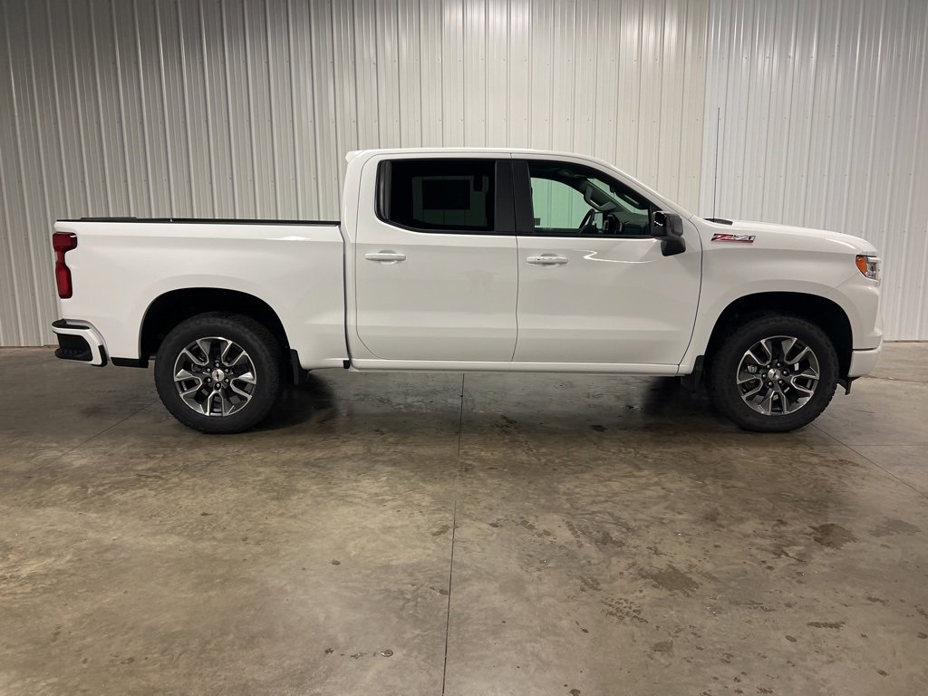 2025 Chevrolet Silverado RST photo 2