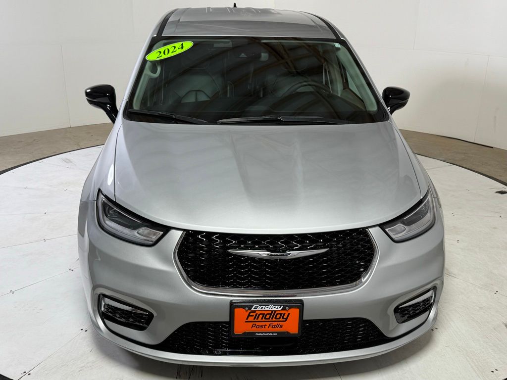 2024 Chrysler Pacifica Touring L photo 2