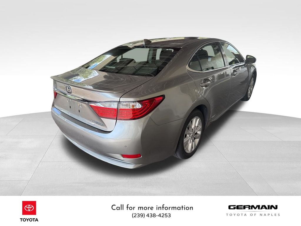 2015 Lexus ES 300h photo 4