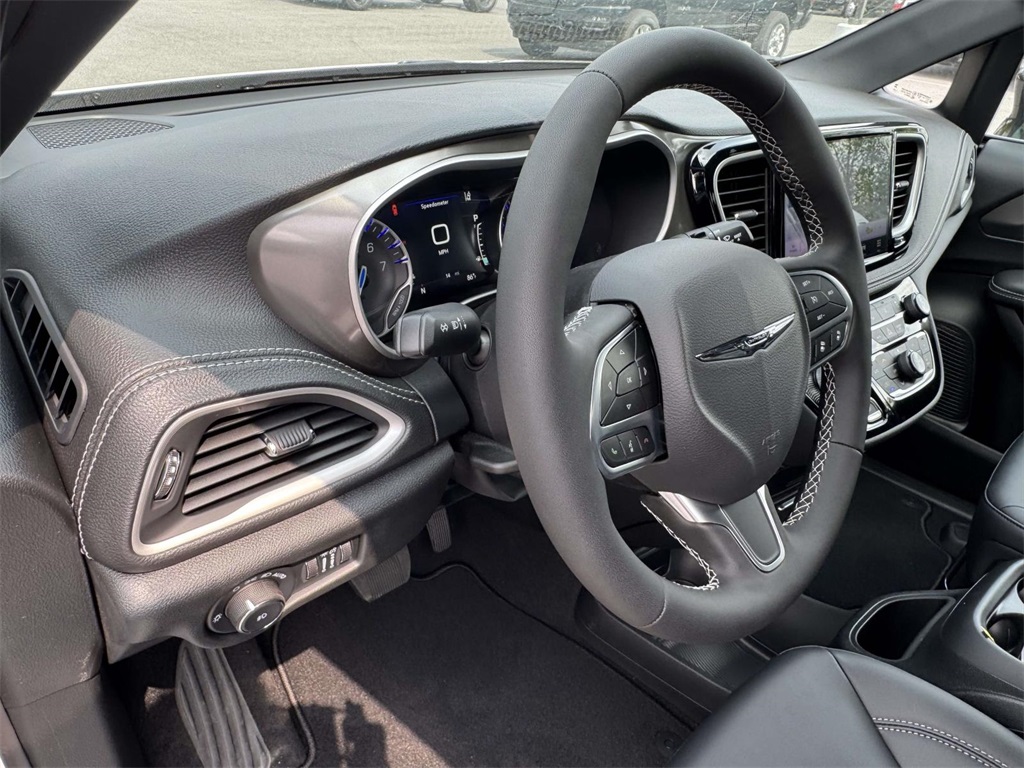2026 Chrysler Pacifica photo 2