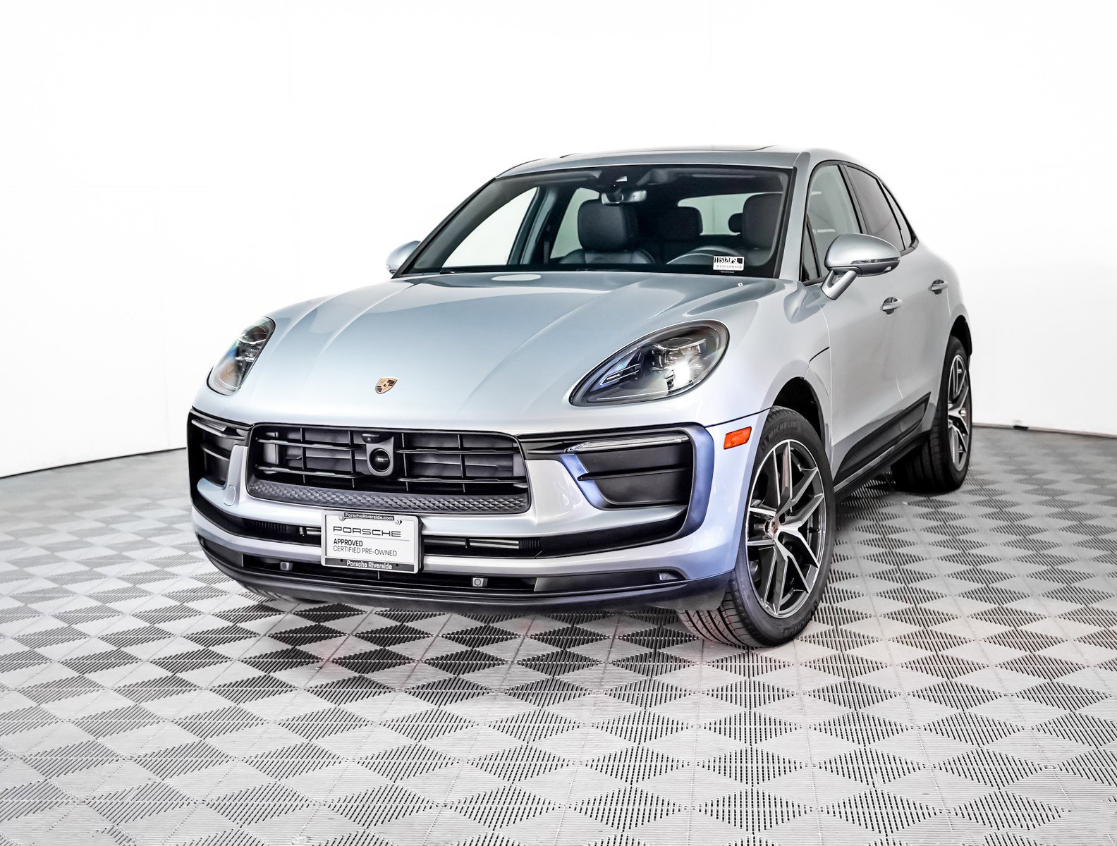 2025 Porsche Macan's photo